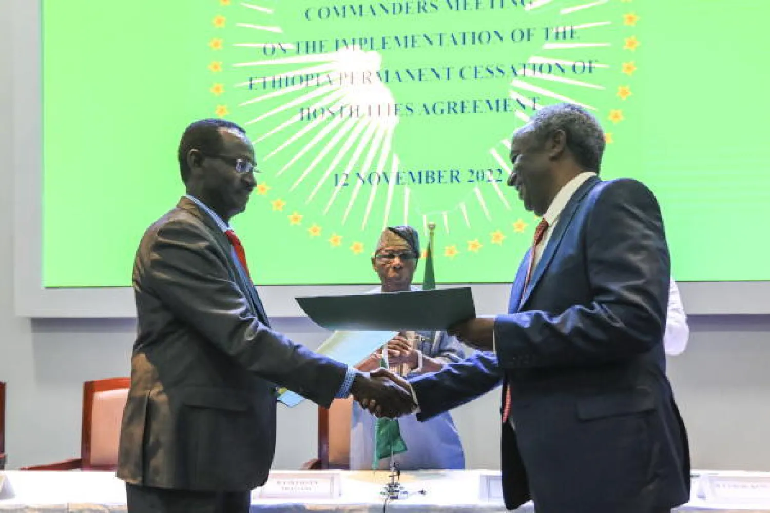 المارشال برهانو جولا رئيس أركان القوات المسلحة الإثيوبية (يسار) والجنرال تاديسي ووريدي القائد العام لقوات المتمردين في تيغراي بعد توقيع الاتفاقية (إ.ب.أ)