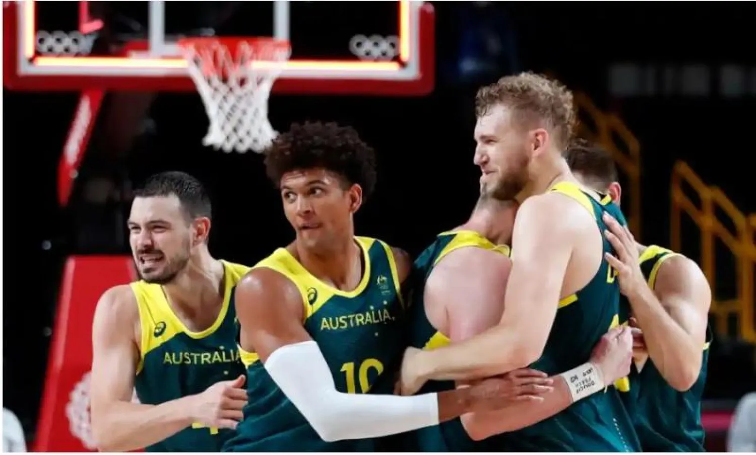 لاعبون من فريق كرة السلة الأسترالي (إ.ب.أ)