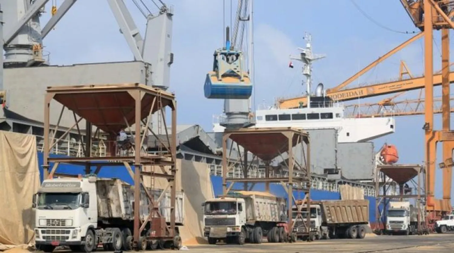 A ship unloads a cargo of wheat at the Red Sea port of Hodeidah, Yemen April 1, 2018. REUTERS/Abduljabbar Zeya
