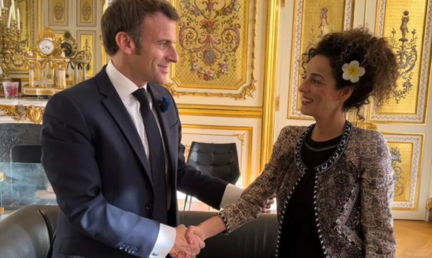ماكرون خلال استقباله الناشطة الإيرانية مسيح علي نجاد (حساب الناشطة - تويتر)