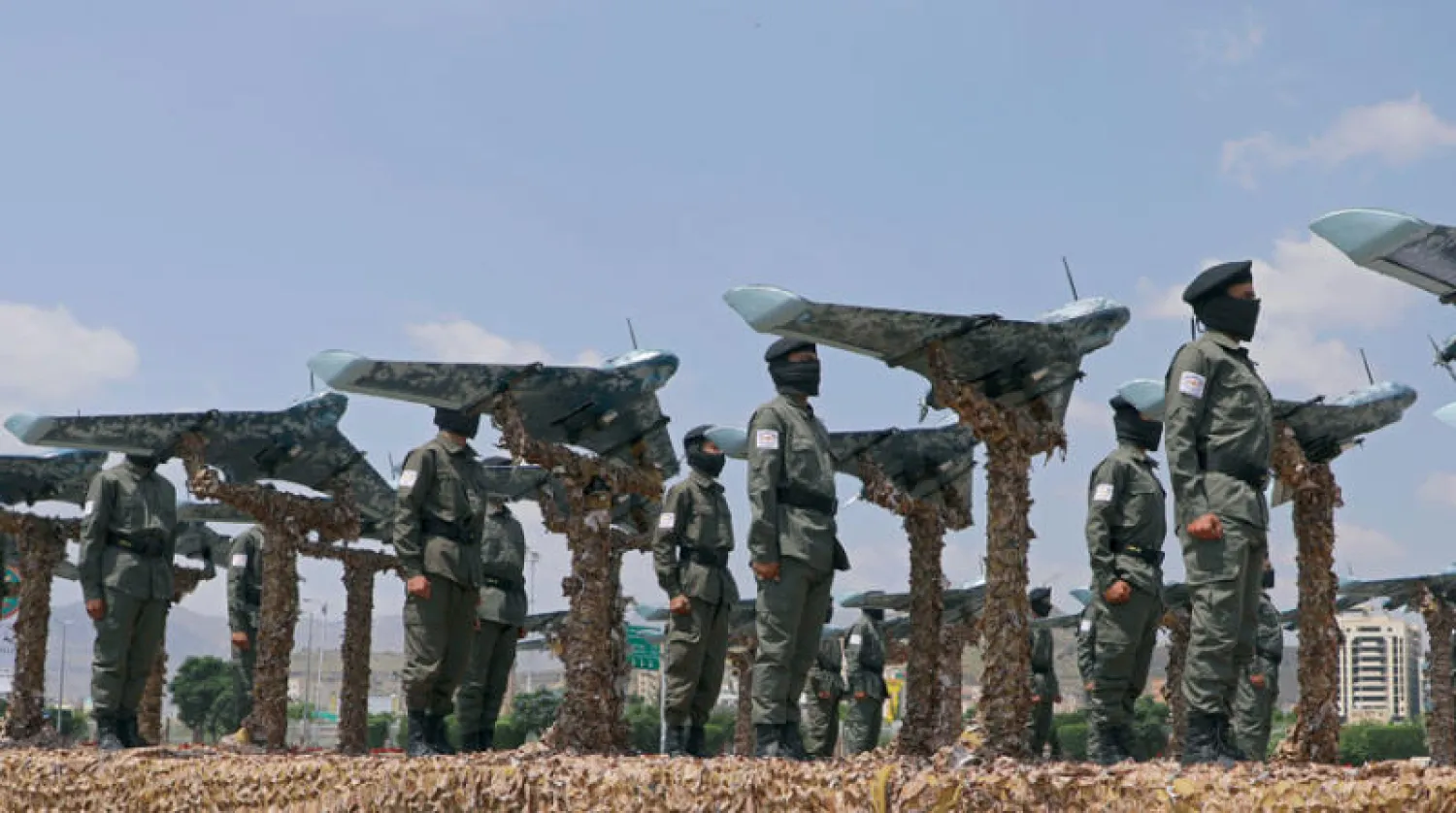 عناصر حوثية تستعرض طائرات مُسيَّرة في صنعاء يعتقد بأنها إيرانية المنشأ (أ.ب)