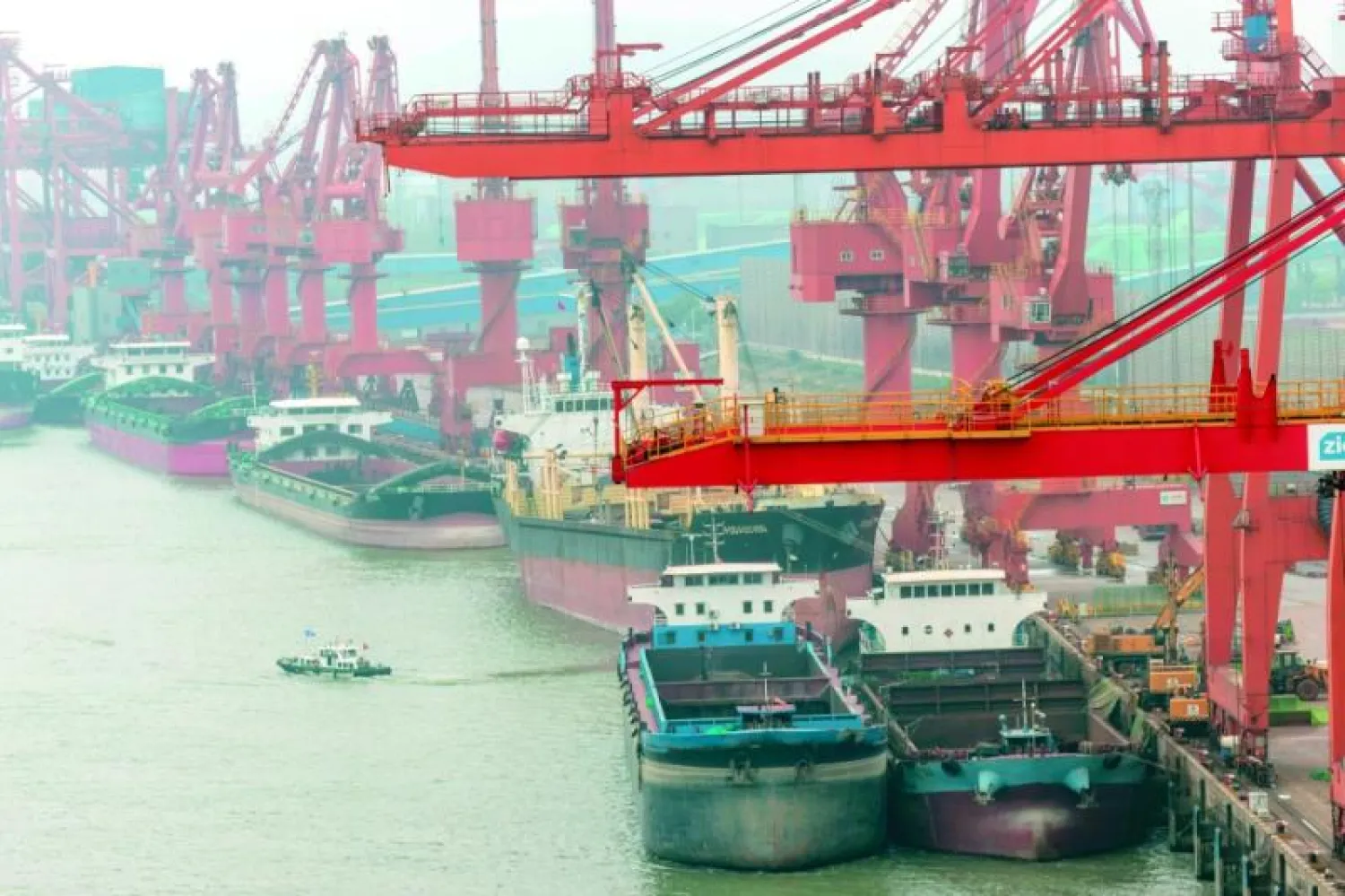 ميناء تشنجيانغ التجاري في الصين الذي يعد مركزاً رئيساً للتجارة مع دول العالم (إ.ب.أ)