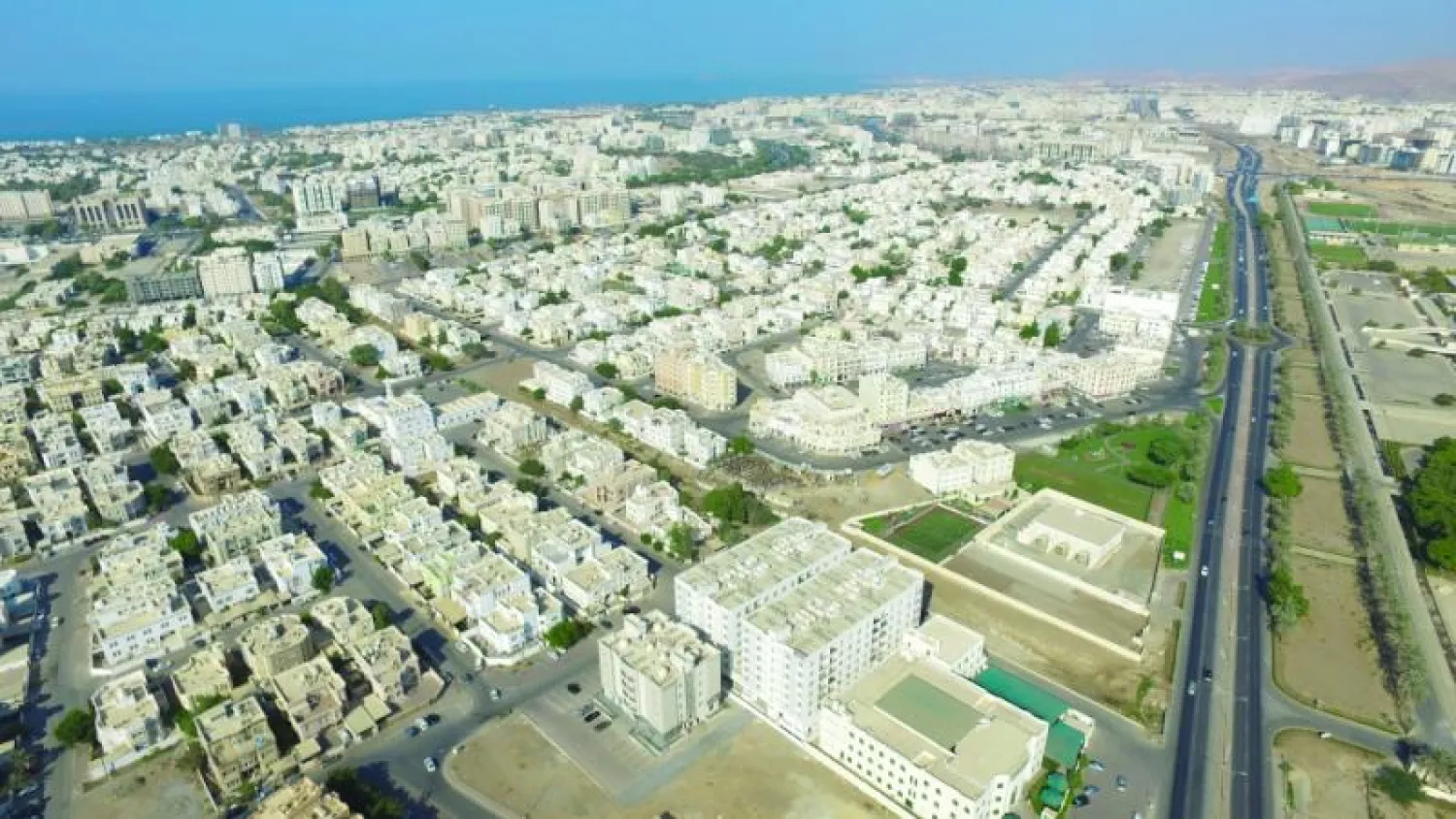 منظر فوقي لجزء من العاصمة العمانية مسقط (وكالة الأنباء العمانية)