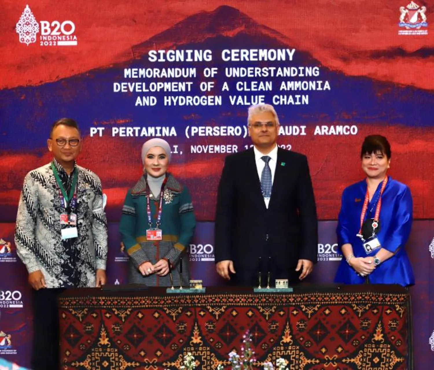 جانب من توقيع الاتفاقية بين الجانبين (الشرق الأوسط)