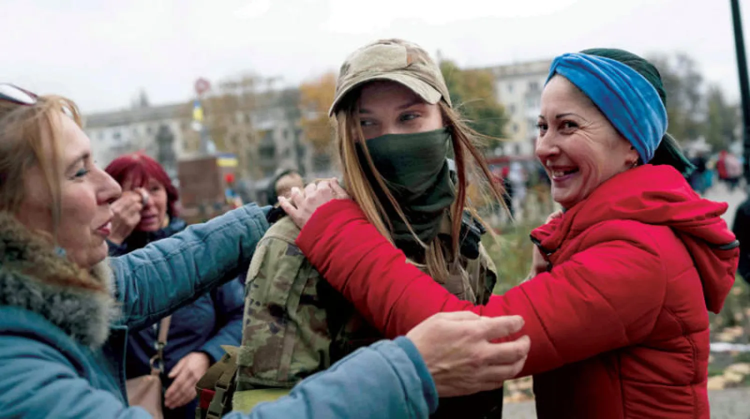 سكان خيرسون يرحبون بالجنود الأوكرانيين (أ.ف.ب)