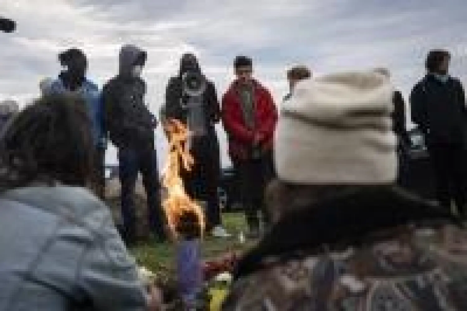 مهاجرون تجمعوا لوداع زميل لهم قضى بعدما دهسته سيارة في مدينة فينتيميليا الإيطالية قرب الحدود الفرنسية (أ.ب)