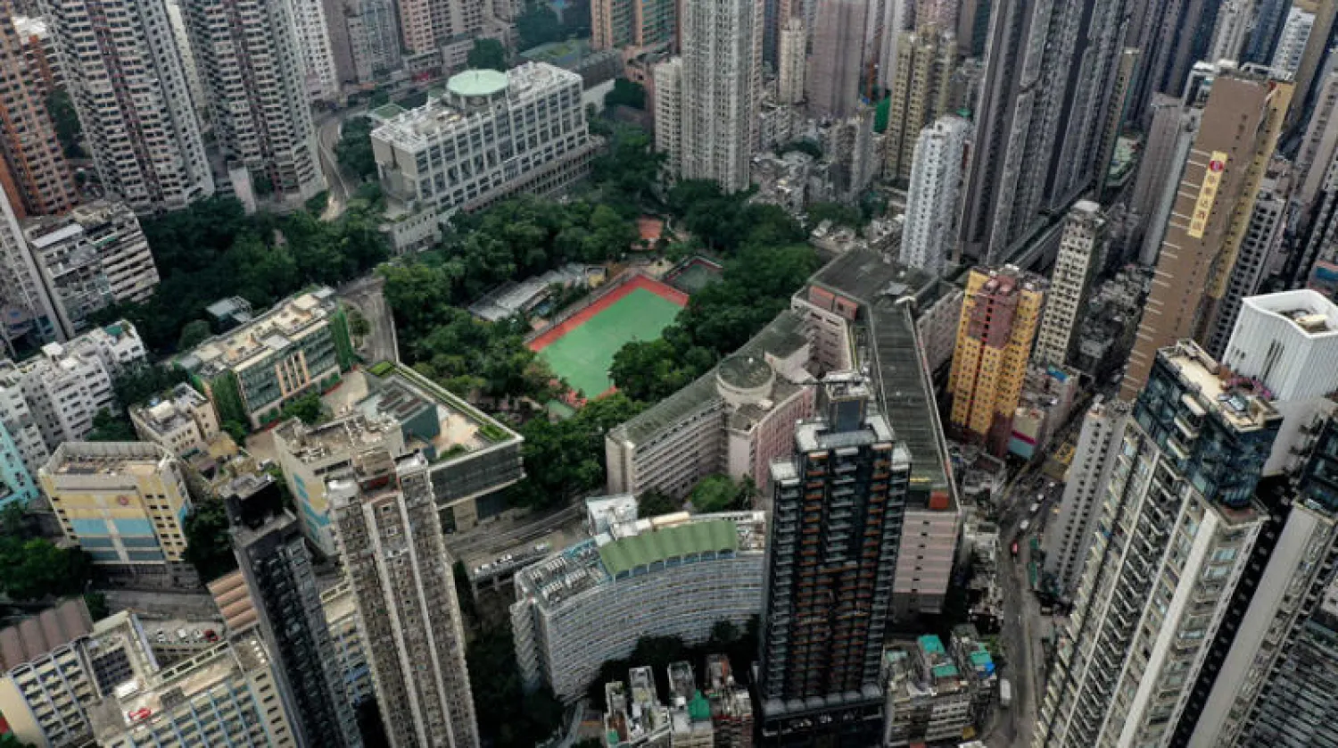 أبراج سكنية وإدارية في هونغ كونغ فيما تحاول الحكومة الصينية انقاذ قطاع العقارات من اضرار بالغة (أ ف ب)