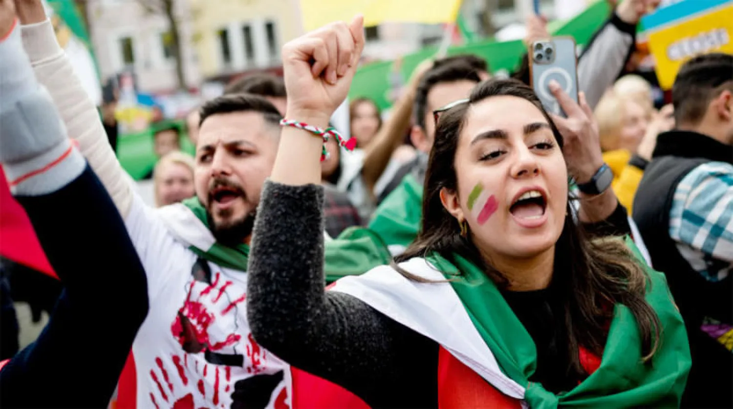 متظاهرون يشاركون في «مسيرة الحرية» حول أوكرانيا وإيران في كولونيا الأسبوع الماضي (د.ب.أ)