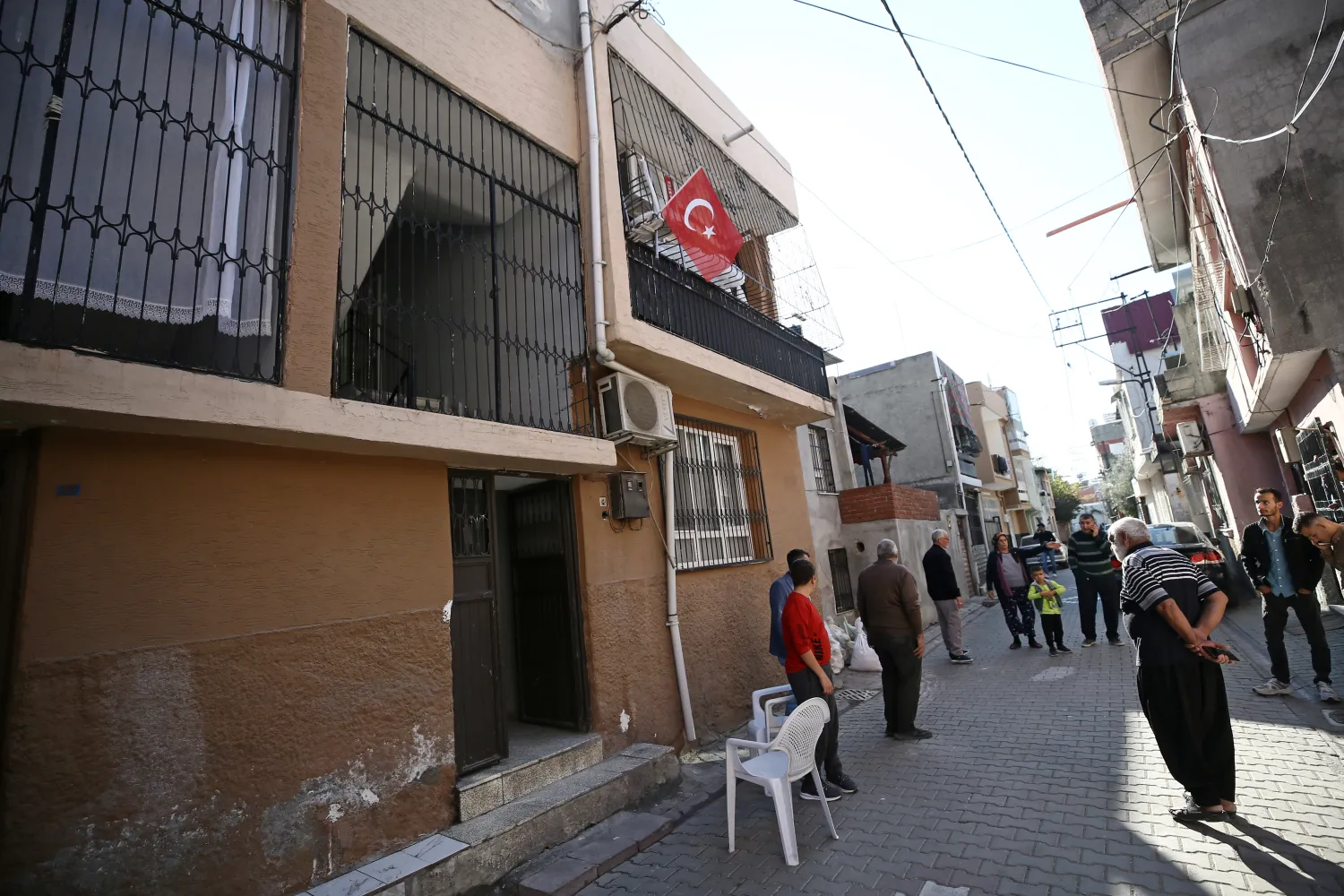 Ailenin, Adana'nın merkez Seyhan ilçesi Gülpınar Mahallesi'ndeki evine gelenler, baş sağlığı diledi (AA)