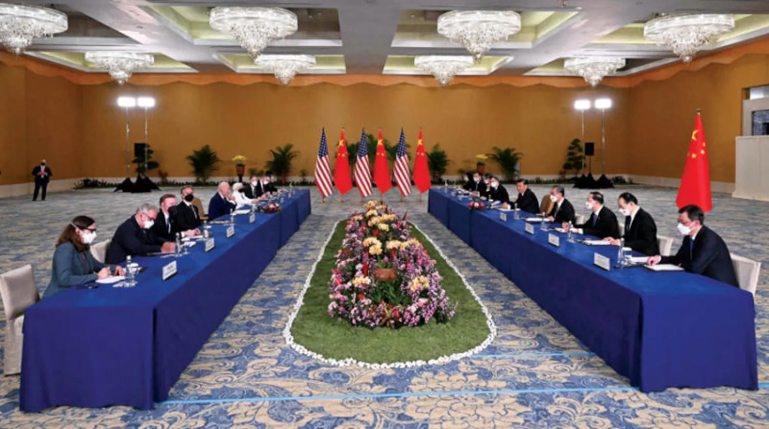 بايدن وشي خلال اجتماعهما على هامش قمة «مجموعة العشرين» في بالي أمس (أ.ف.ب)