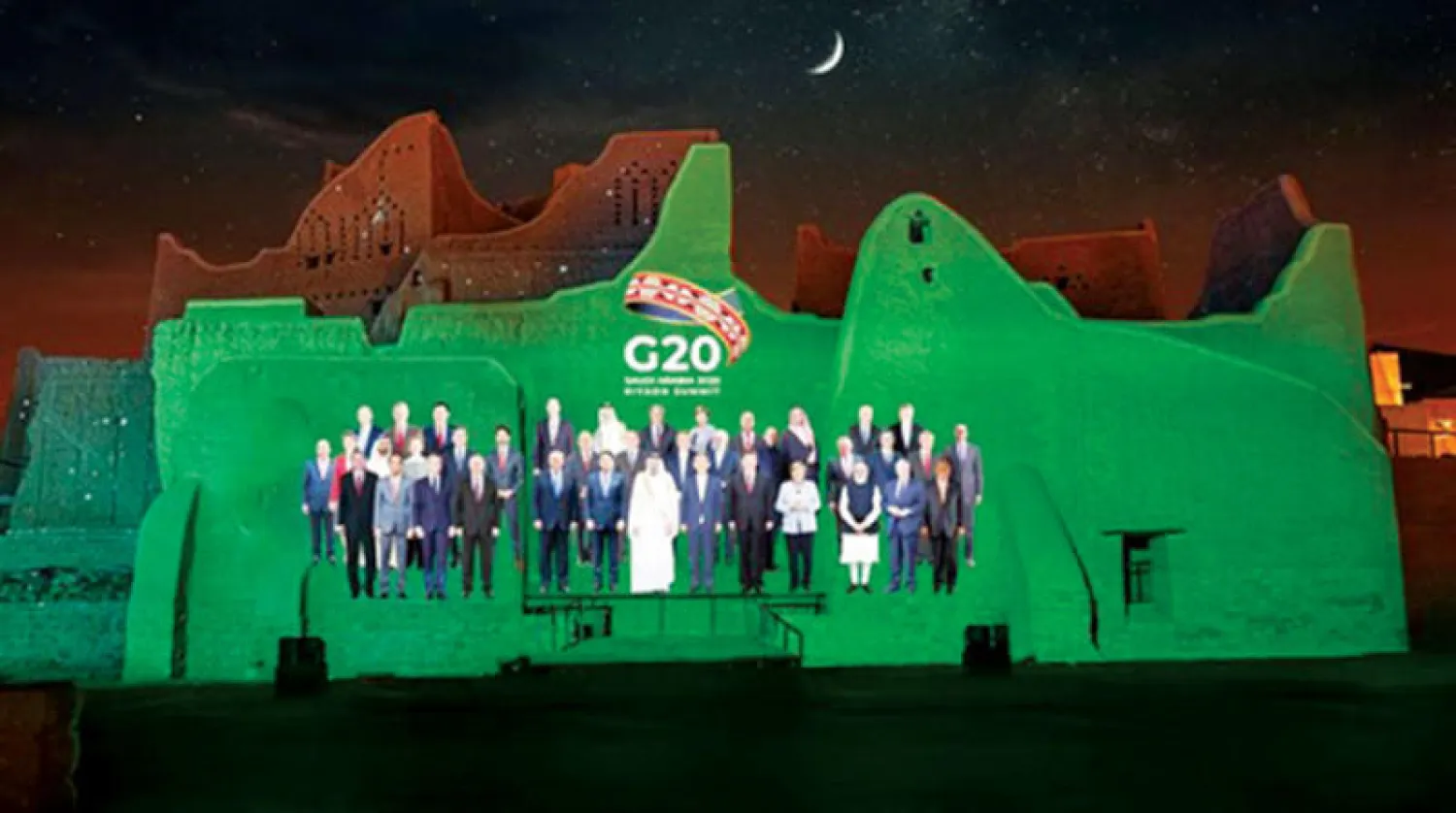 صورة تذكارية افتراضية لقادة «العشرين» على واجهة قصر سلوى بمحافظة الدرعية إبان استضافة السعودية لأعمال القمة في 20 نوفمبر 2020 (رويترز)
