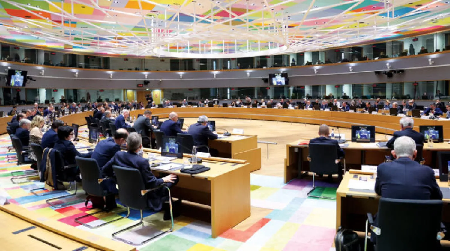 وزراء خارجية الاتحاد الأوروبي خلال مائدة مستديرة مع وزير الخارجية الأوكراني دميترو كوليبا عبر مؤتمر بالفيديو أمس (د.ب.أ)