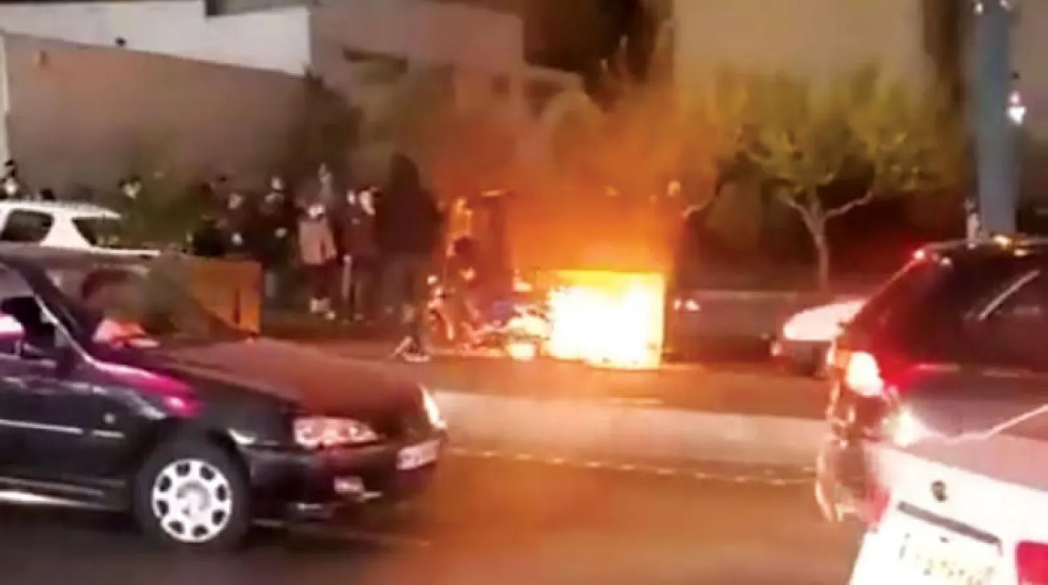 مسيرة ليلية في حي سعادت أباد في طهران أمس (تويتر)