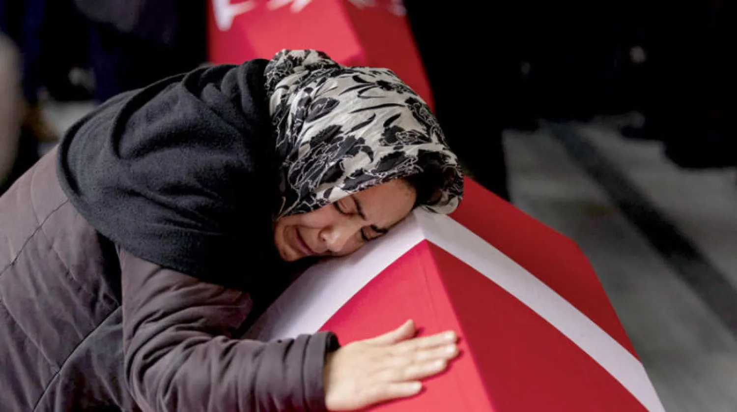 امرأة تبكي إحدى ضحايا التفجير خلال التشييع في إسطنبول أمس (رويترز)