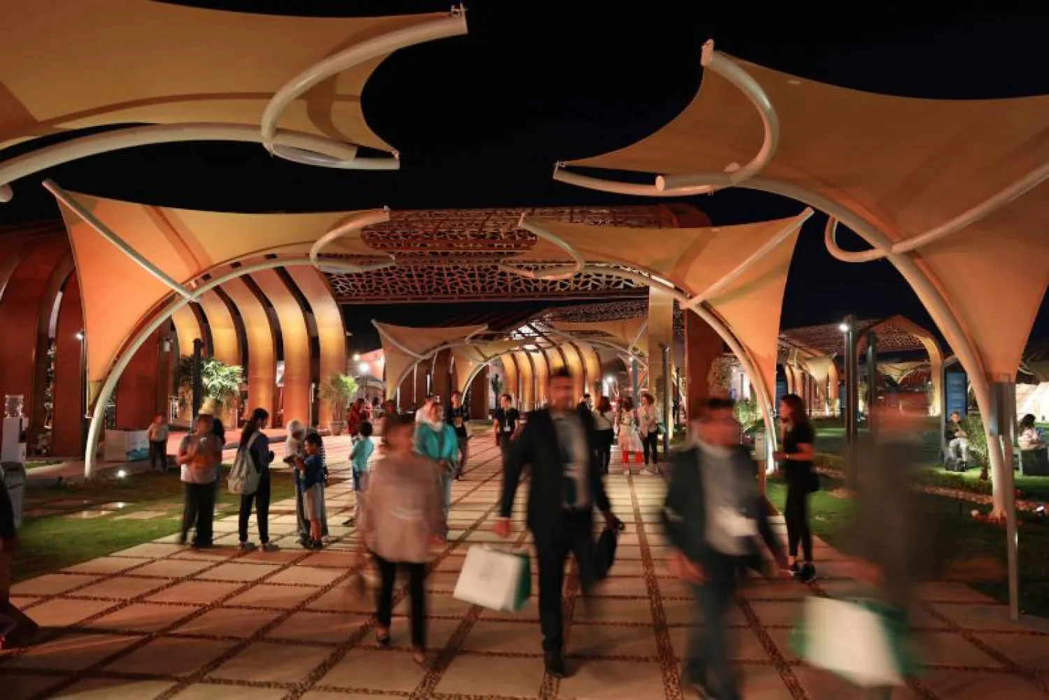 زائرون لمركز مؤتمر المناخ في شرم الشيخ (أ.ف.ب)