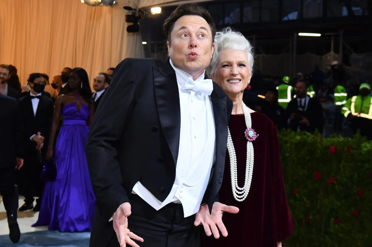 Elon Musk ve annesi Maye Musk, 2022 Met Gala'da (AFP)

