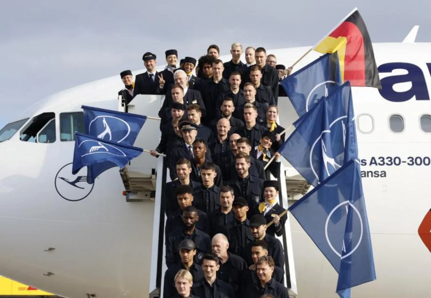 لاعبو ألمانيا يتأهبون للسفر إلى مسقط لخوض ودية عمان قبل الاستقرار في قطر (رويترز)