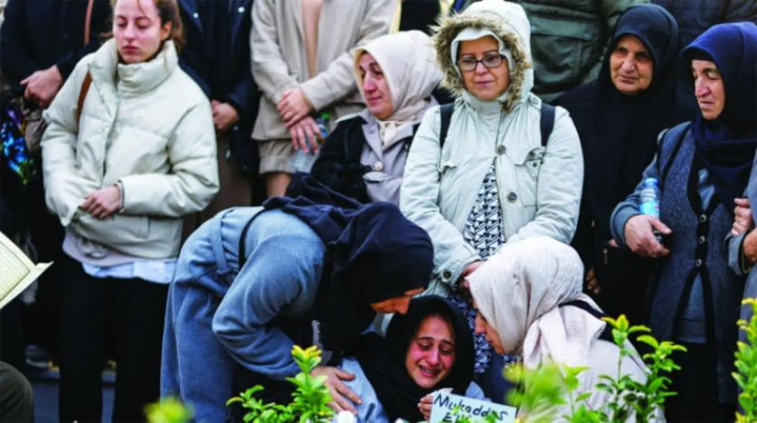 İstanbul'daki bombalı saldırının altı kurbanından ikisinin dün düzenlenen cenaze töreninden bir kare (Reuters)