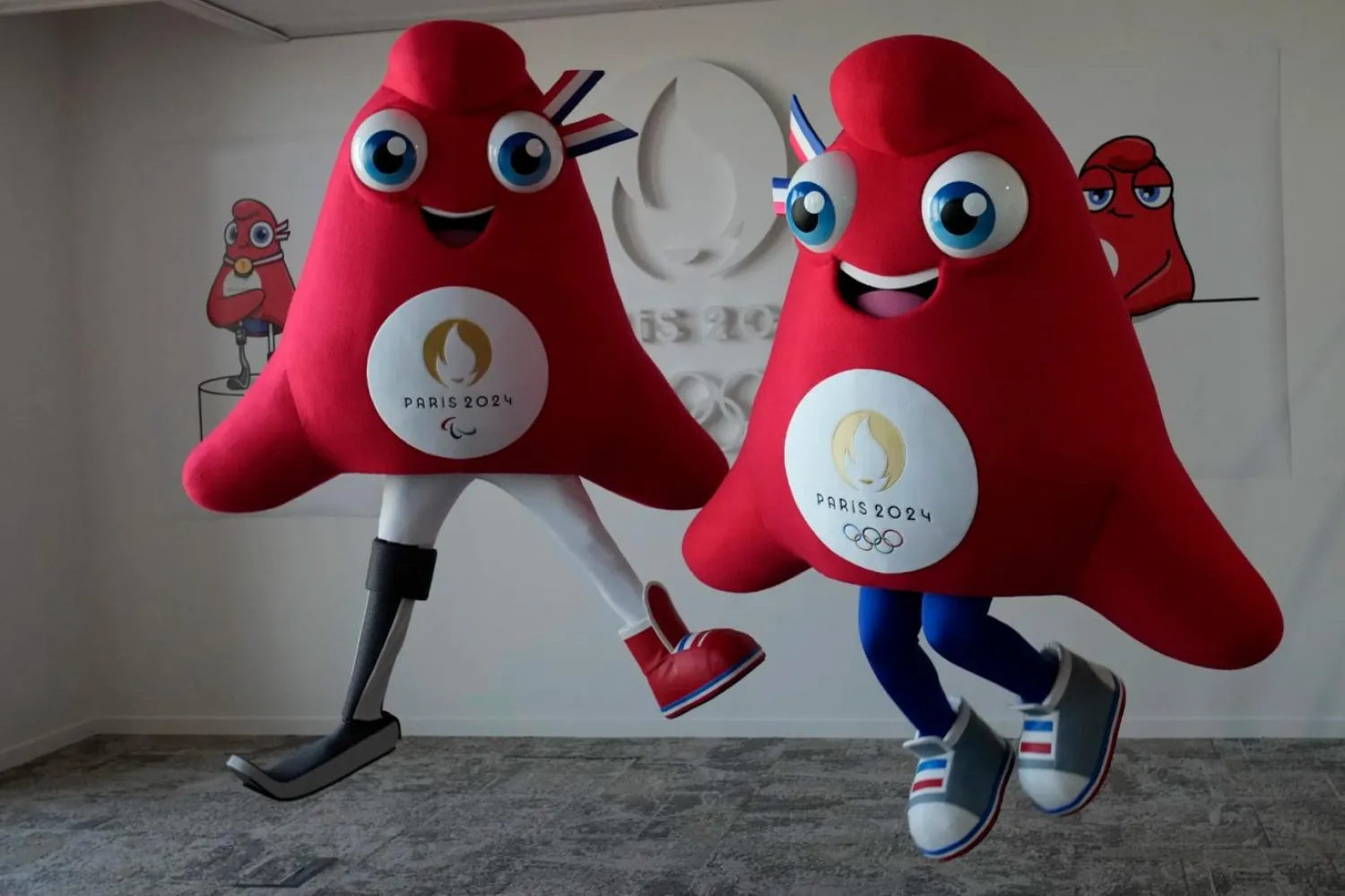 Olimpiyat maskotları pelüş oyuncak, elektronik eşya ve valiz gibi yaklaşık 10 bin çeşit üründe kullanılıyor (AP)

