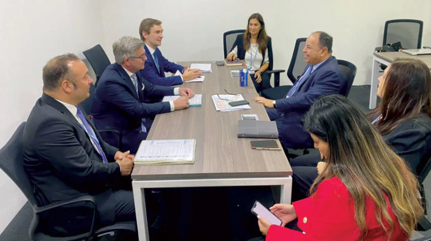 وزير المالية المصري يلتقي نظراءه من  النمسا وهولندا واليونان مع نائبي وزير المالية المكسيكي والإندونيسي أمس (الشرق الأوسط)