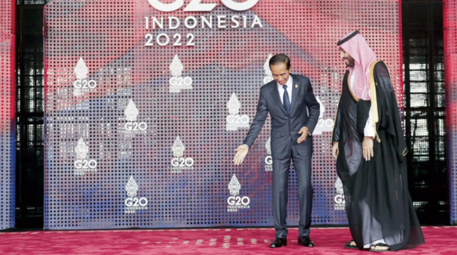 الرئيس الإندونيسي مرحباً بولي العهد السعودي في القمة أمس (إ.ب.أ)