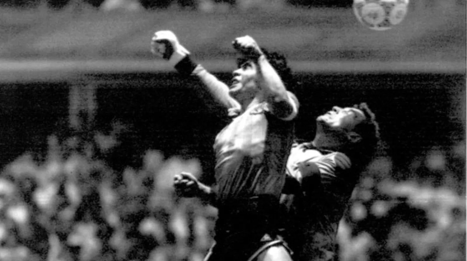 لمس مارادونا الكرة بيده بشكل مثير للجدل (أ.ب)