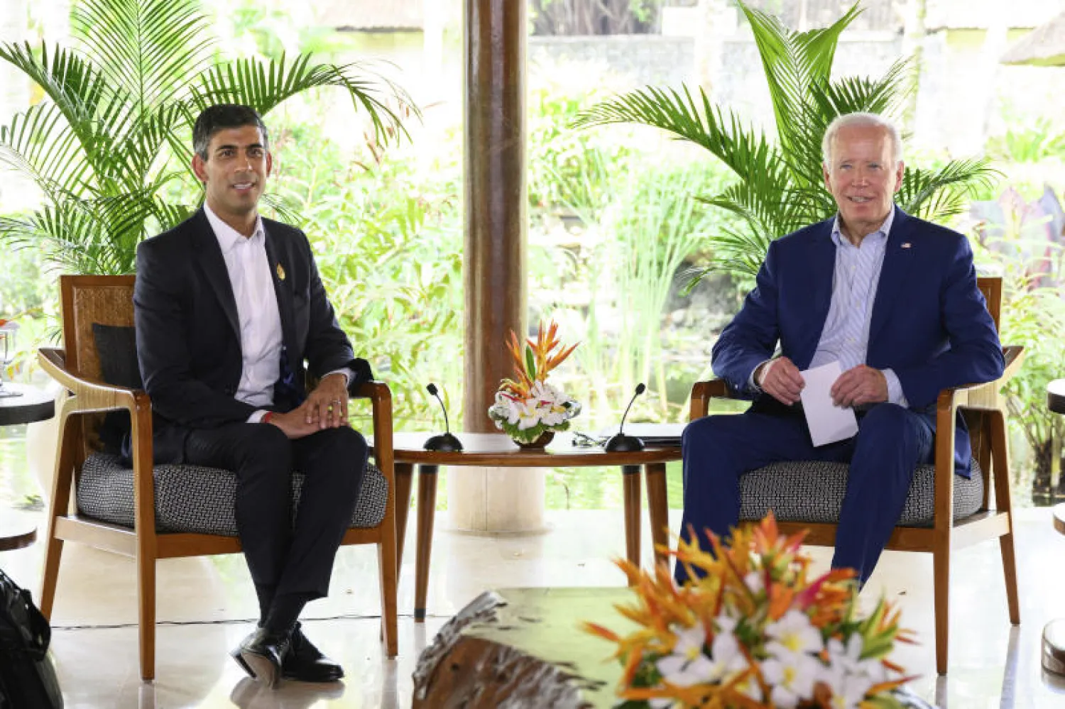 الرئيس الأميركي جو بايدن ورئيس الوزراء البريطاني ريشي سوناك خلال اجتماع  في نوسا دوا – بالي (أ.ب)