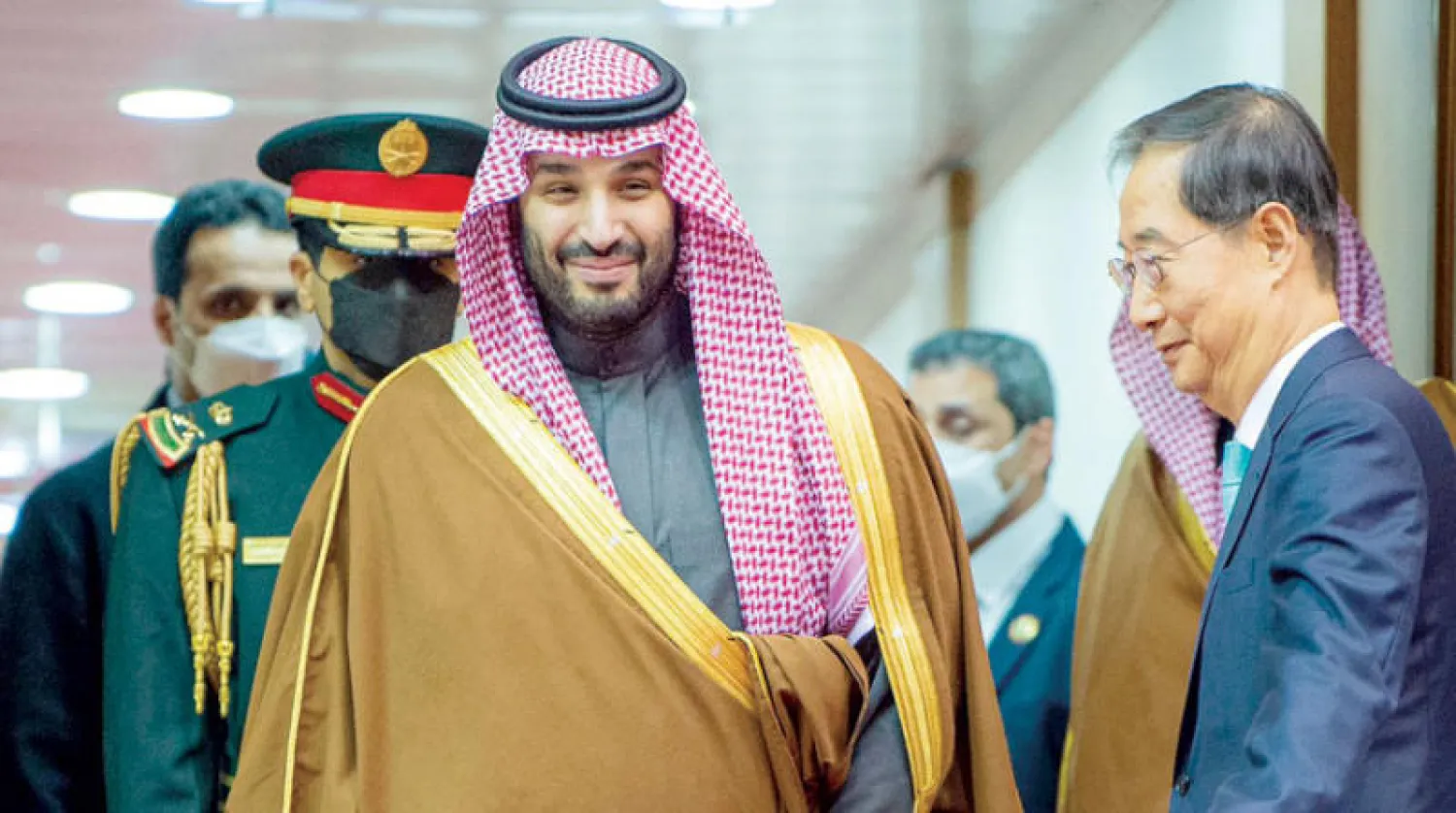 ولي العهد السعودي لدى وصوله إلى سيول ويبدو رئيس الوزراء الكوري في مقدمة مستقبليه (واس)