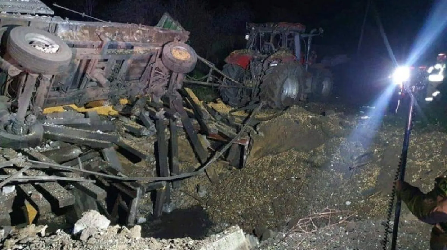 آثار الدمار الناتجة عن سقوط الصاروخ في قرية بولندية بالقرب من الحدود مع أوكرانيا (رويترز)