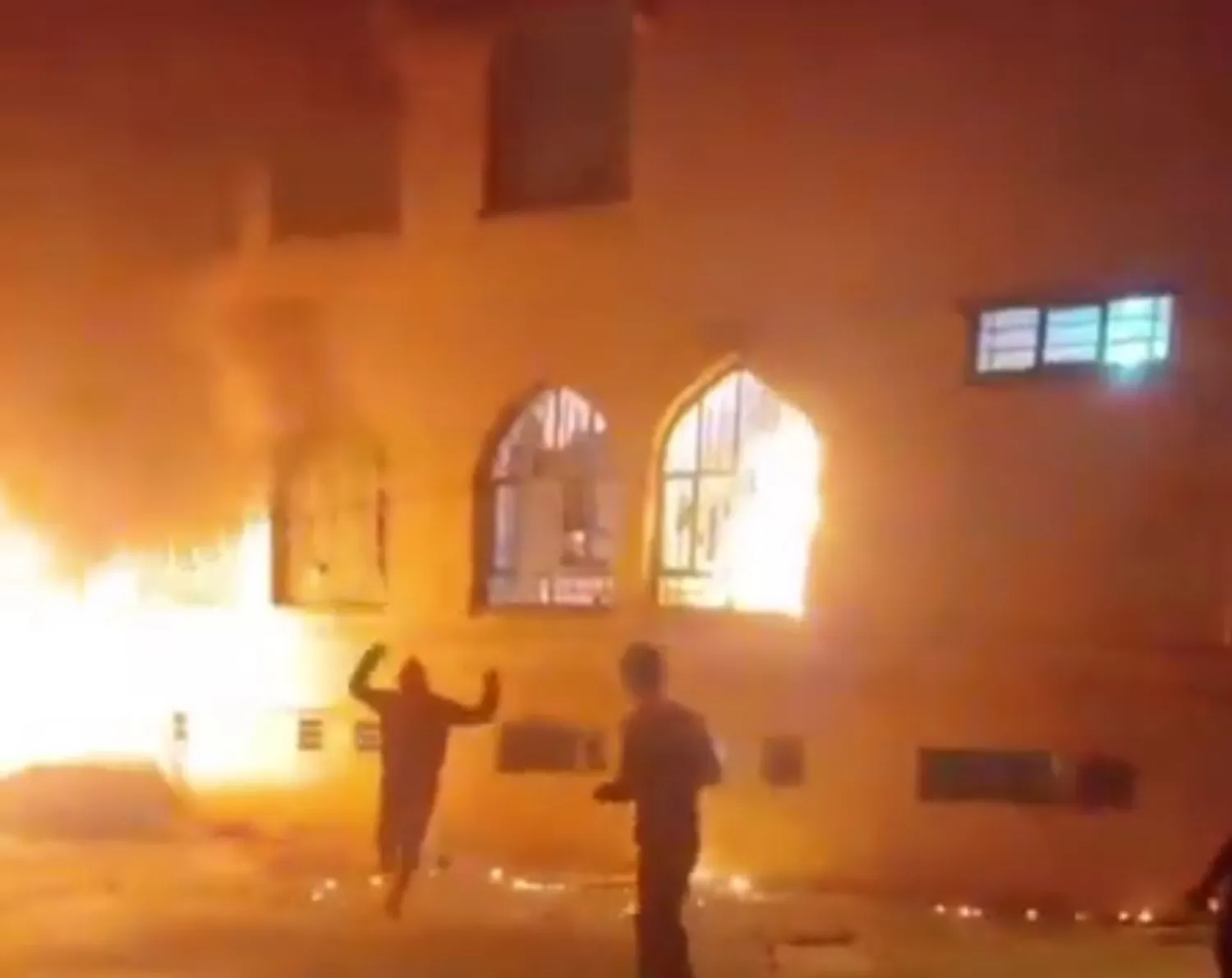 أشخاص يضرمون النار بمكتب ممثل خامنئي في مدينة ايذج شمال الأحواز (تويتر)

