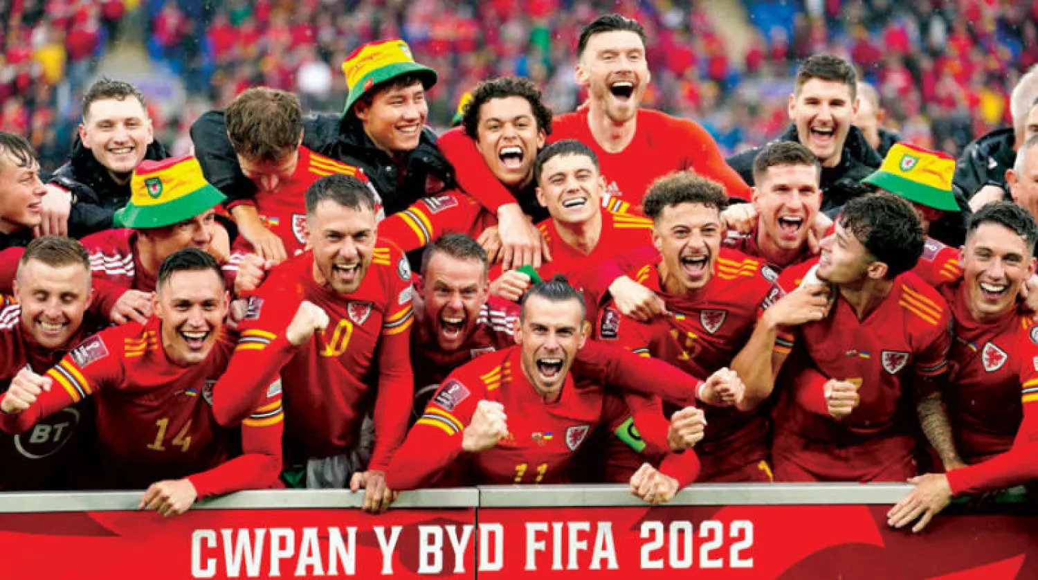 لاعبو ويلز يحتفلون بالتأهل لكأس العالم لأول مرة منذ 1958 (أ.ب)