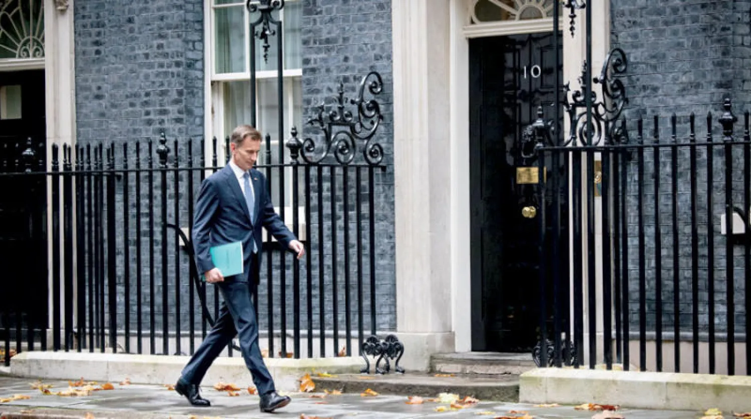 هانت متوجهاً إلى البرلمان لعرض خطة الموازنة أمس (إ.ب.أ)