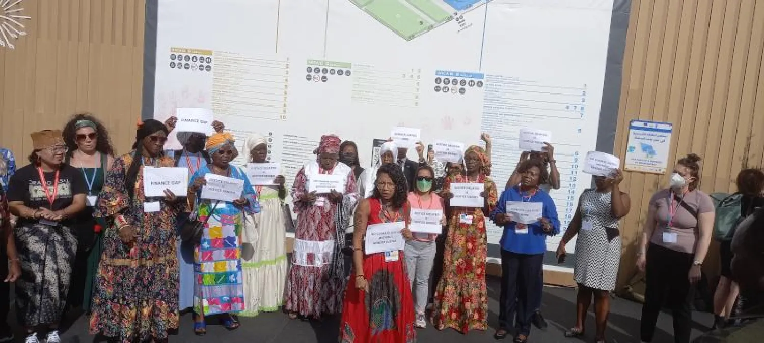 وقفة احتجاجية تطالب المفاوضين بإنجاز ملف تمويل الخسائر والأضرار (الشرق الأوسط)