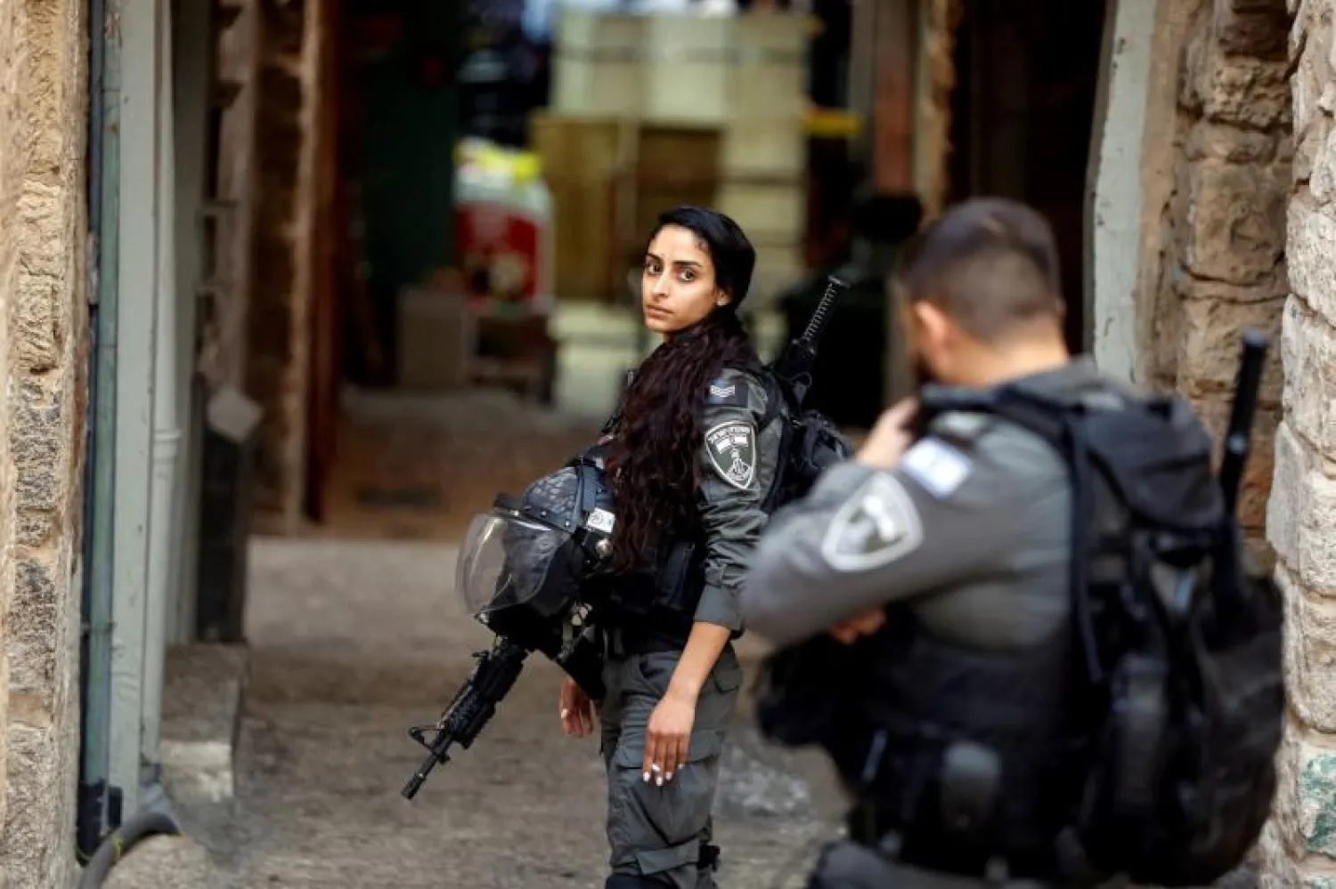 دورية للشرطة الإسرائيلية داخل أسوار القدس العتيقة (رويترز)