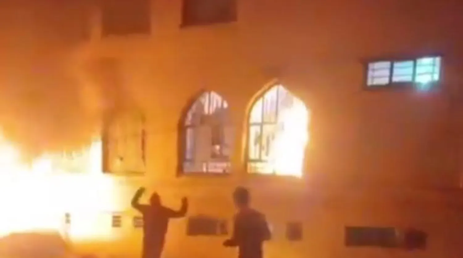 People burning the office of the representative of the supreme leader in Izeh (Twitter)