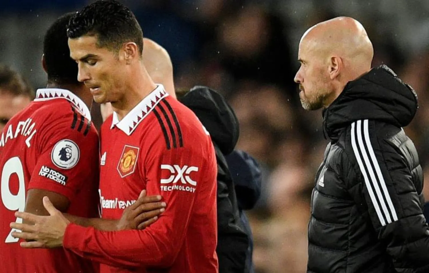 باتت علاقة كريستيانو رونالدو وتن هاغ متوترة جداً (أ.ف.ب)