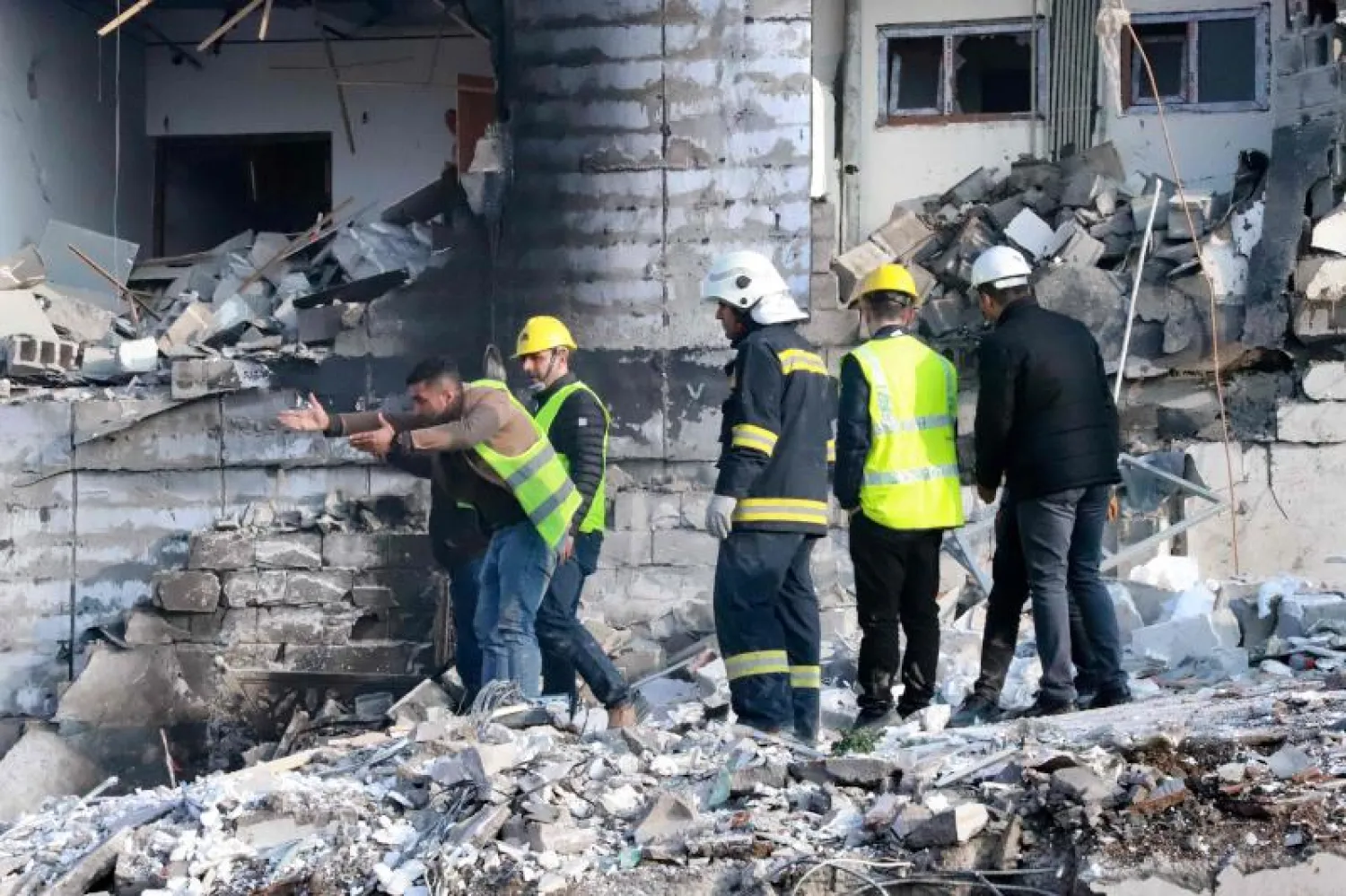 فرق الإنقاذ تواصل البحث بين الأنقاض عن الضحايا (رويترز)