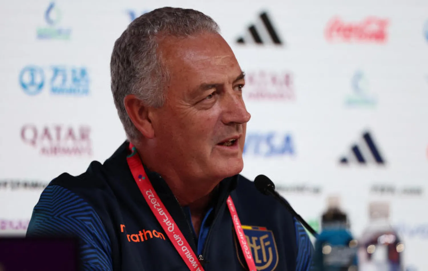 ألفارو مدرب الإكوادور خلال المؤتمر الصحافي اليوم (رويترز)