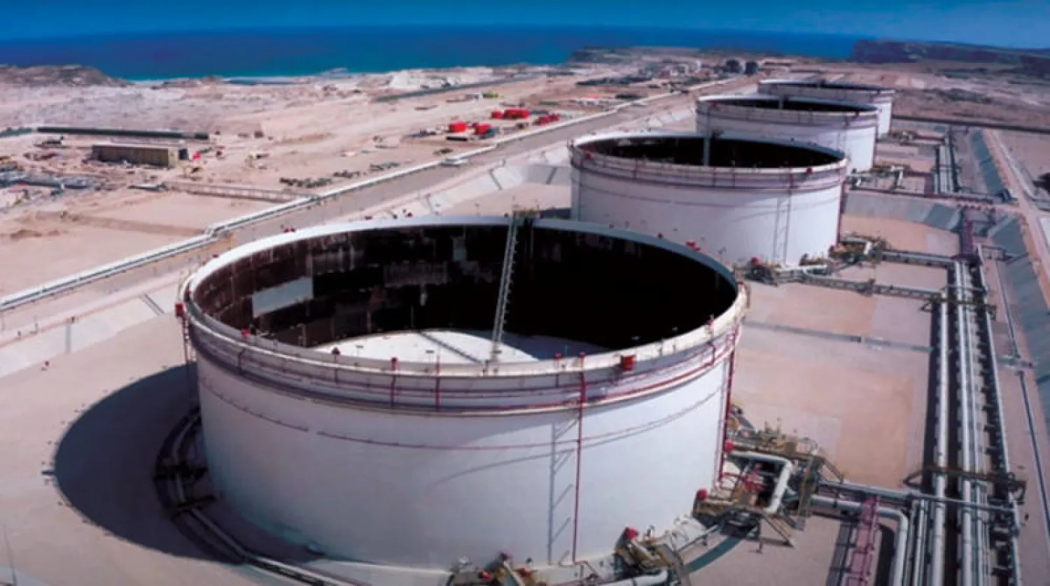 صهاريج نفط في طور الإنشاء بحقل عماني (وكالة الأنباء العمانية)