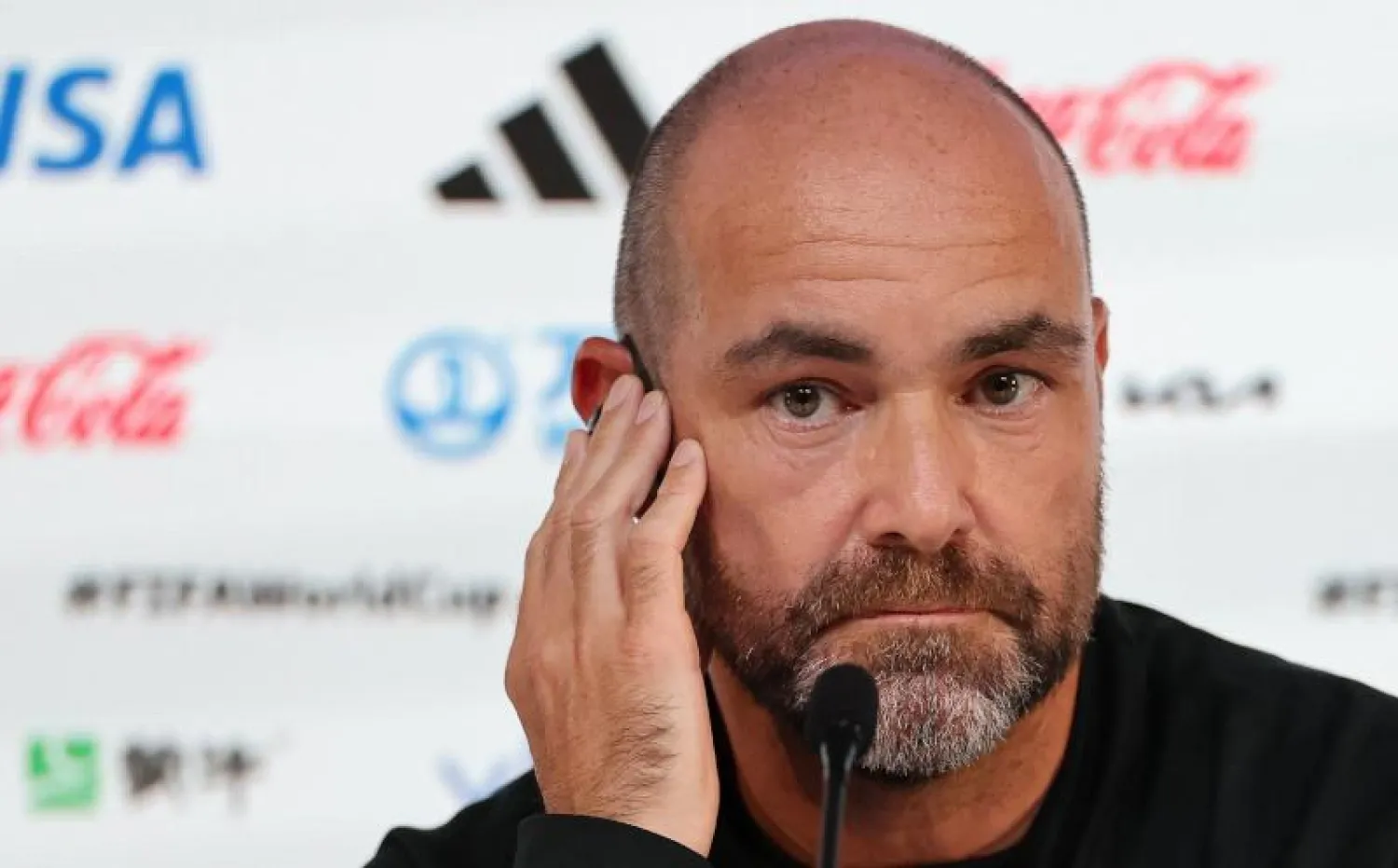 سانشيز يتحدث لوسائل الإعلام قبيل مباراة الافتتاح (أ.ف.ب)