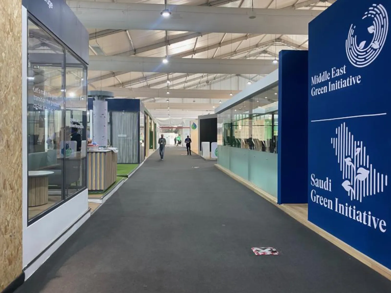 المشاركون في المؤتمر يلملمون أوراقهم استعداداً للرحيل بعد أسبوعين من المفاوضات «الصعبة» (الشرق الأوسط)