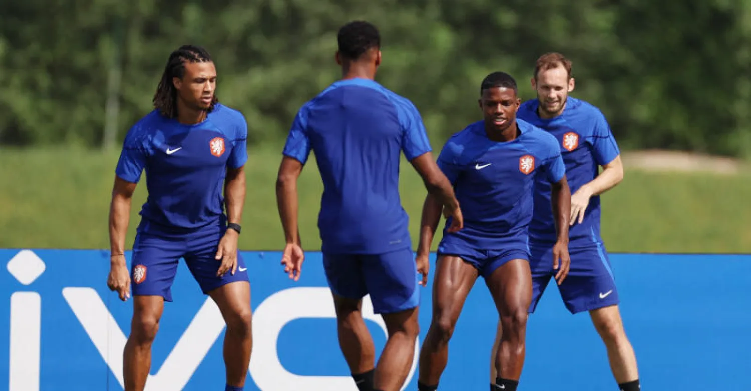 لاعبو هولندا خلال التحضير لمواجهتهم الافتتاحية أمام السنغال (رويترز)