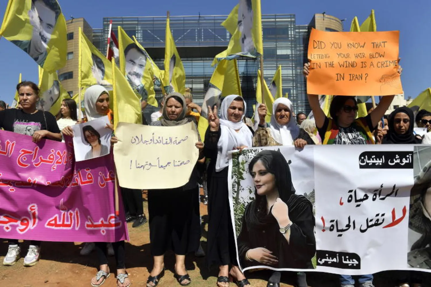 من مظاهرة نسائية كردية في بيروت ضد تركيا وإيران (إ.ب.أ)