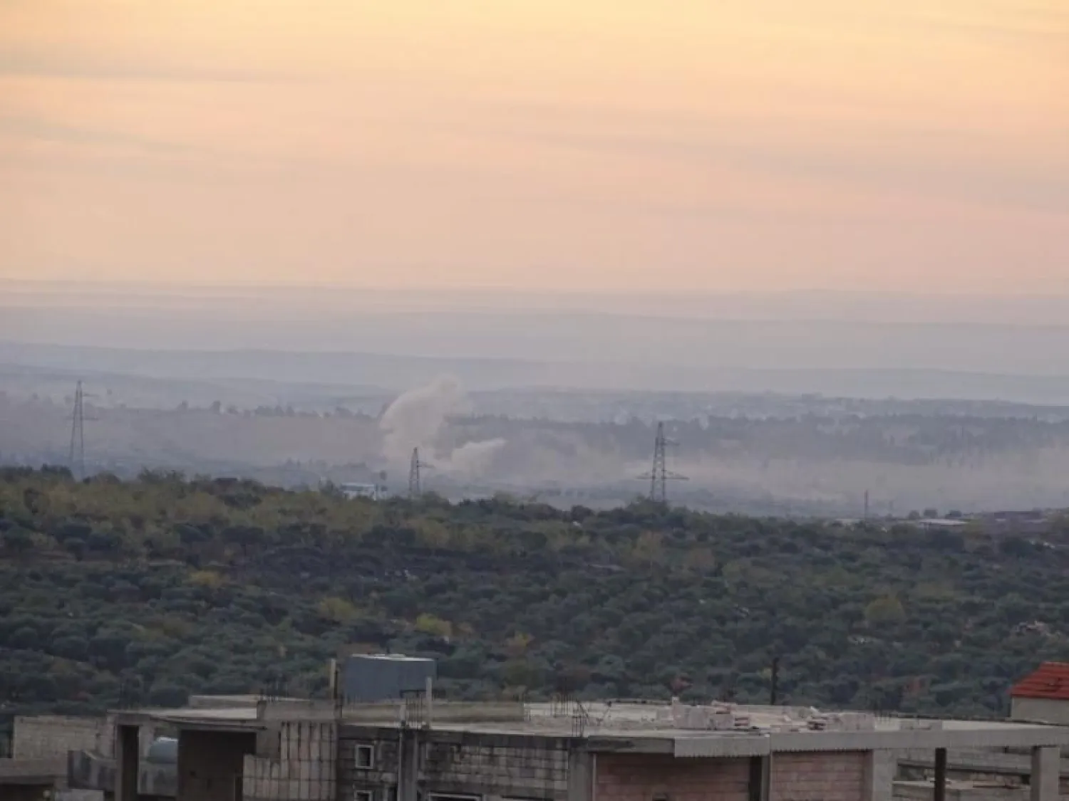 دخان القصف الروسي على ريف إدلب (صورة تداولها ناشطون سوريون)