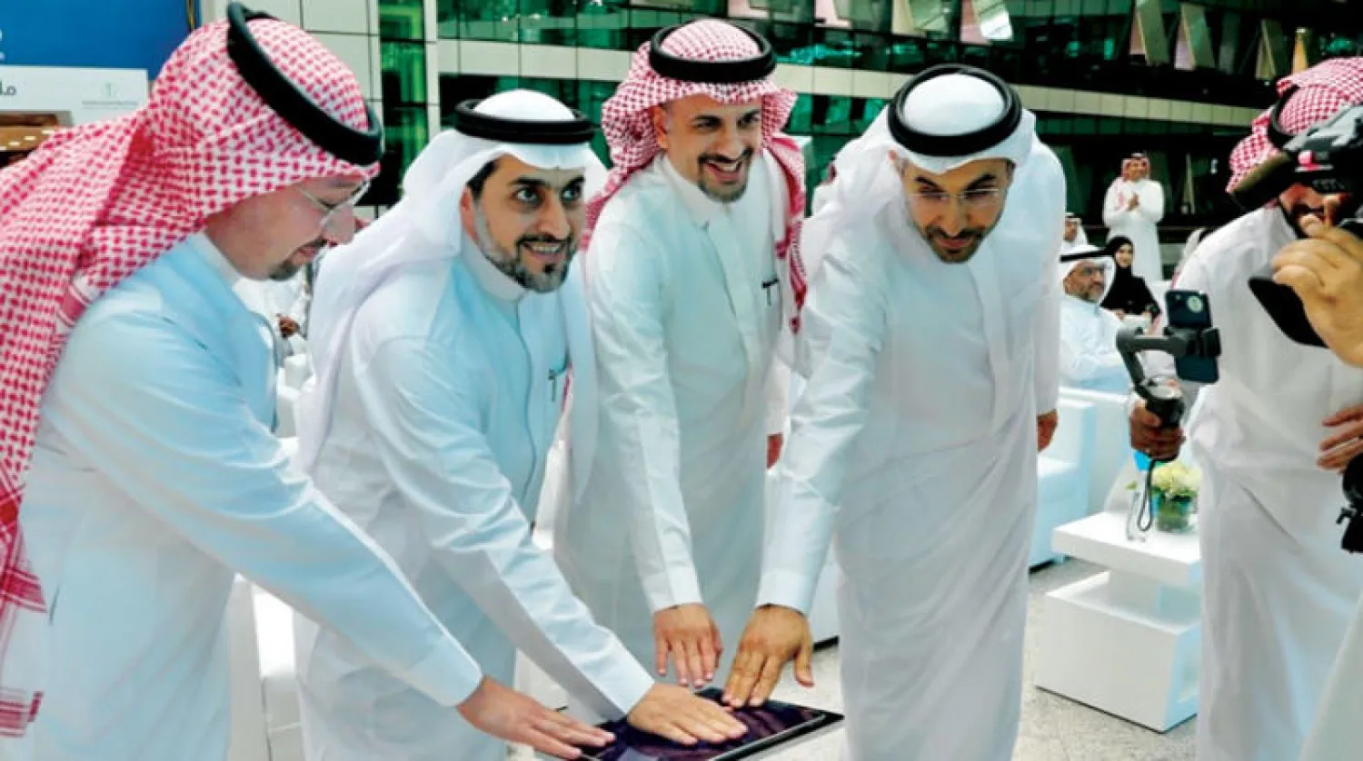 جانب من تدشين الملتقى الأول للابتكار والتقنيات الحديثة في قطاعات المياه والزراعة والبيئة المنعقد في الرياض أمس (الشرق الأوسط)