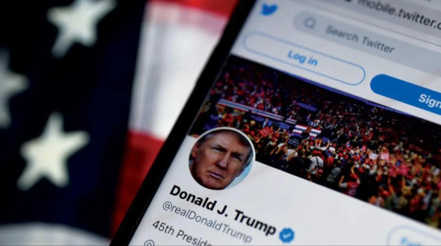 Virginia'daki bir kişi, Trump'ın Twitter hesabını görüntülüyor (AFP)