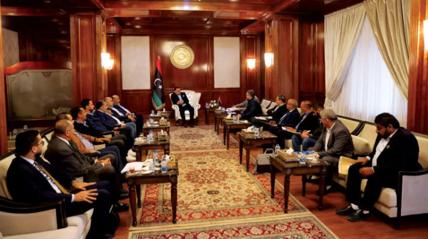 الدبيبة مجتمعاً بعمداء بلديات محلية في طرابلس (حكومة الوحدة)