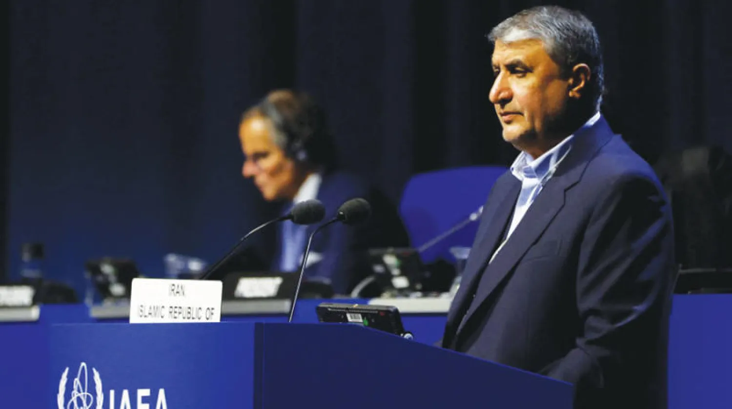 رئيس المنظمة الإيرانية للطاقة الذرية محمد إسلامي والمدير العام للوكالة الدولية للطاقة الذرية رافائيل غروسي يحضران افتتاح المؤتمر العام للوكالة في فيينا سبتمبر الماضي (رويترز)