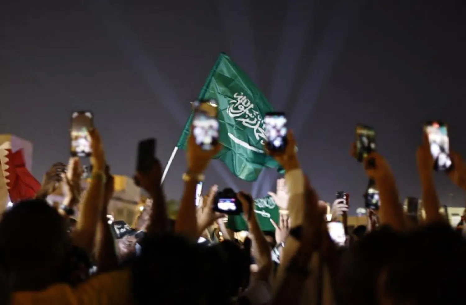 شاب قطري يبدي مساندته لـ«الأخضر» قبل مواجهته المونديالية (رويترز)