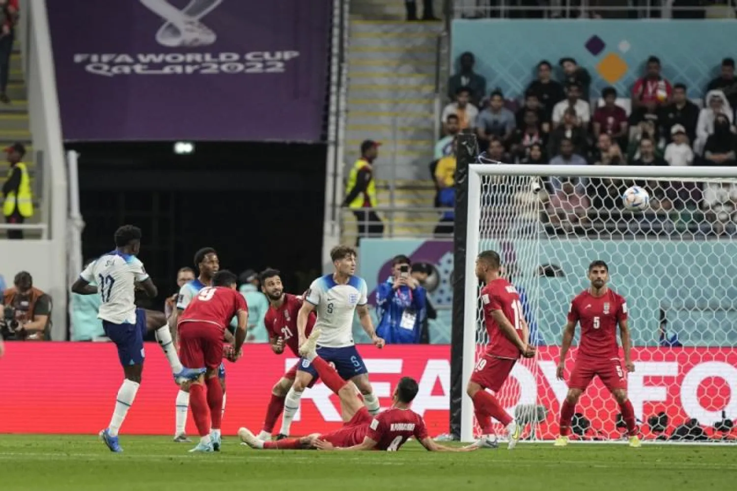 ساكا (يسار) يراقب تسديدته الرائعة مسجلاً الهدف الأول له والثاني لإنجلترا من السداسية (أ.ب)